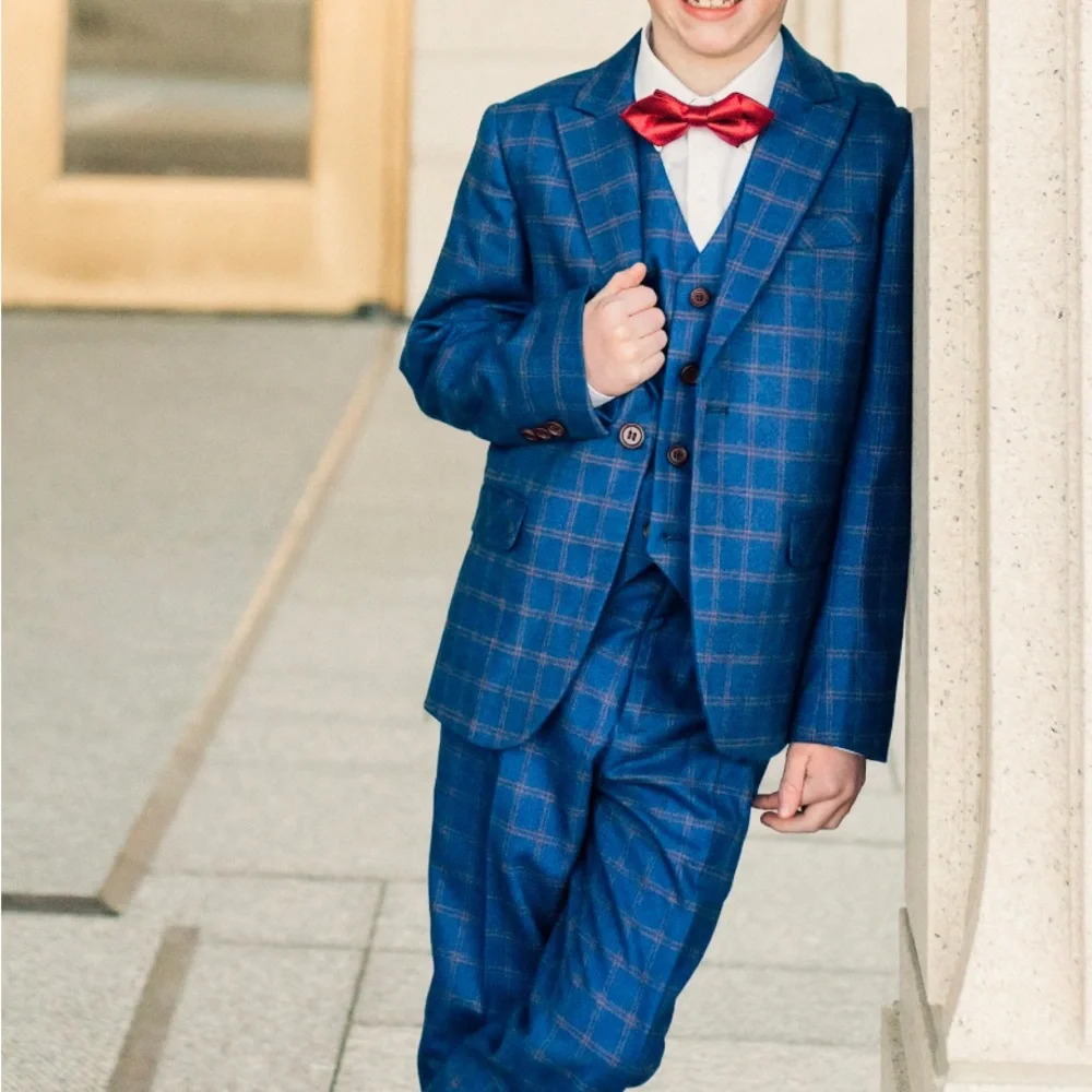 Boys size 8 suit- 4 pieces - Picture 1 of 6